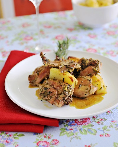 Geschmortes Kaninchen mit Kräutersauce und Kartoffeln