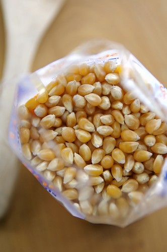 Popcorn-Mais in einer Plastiktüte