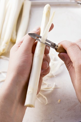 Peeling white asparagus