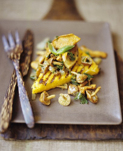 Polenta ai funghi (Gegrillte Polentascheiben mit Pilzen)