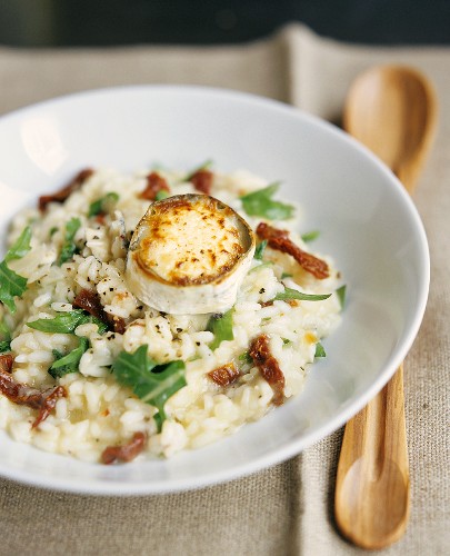 Goat's cheese on risotto with dried tomatoes and rocket