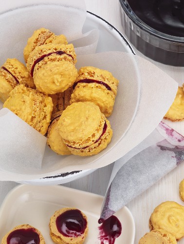 Saffron macarons (small French cakes)