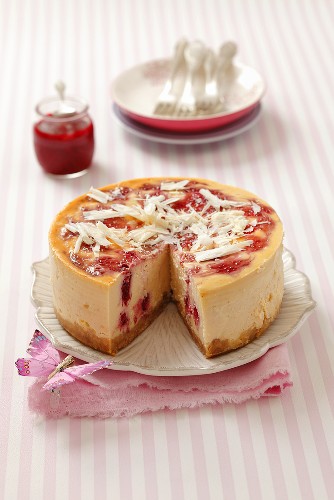 Angeschnittener Käsekuchen mit Himbeeren