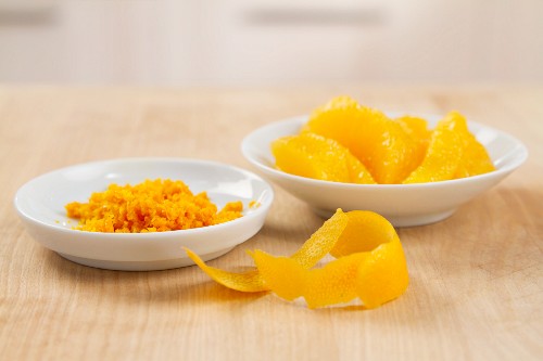 Orangenschale und filetierte Orange