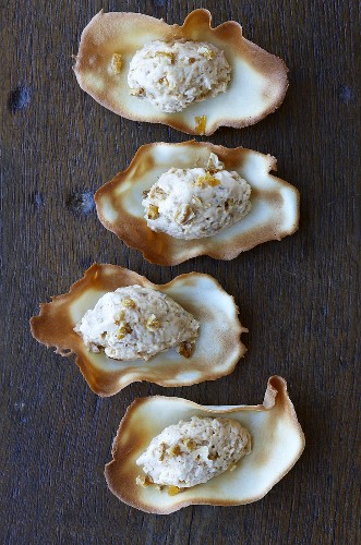 Walnut mousse in 'Hippengebaeck' cookies