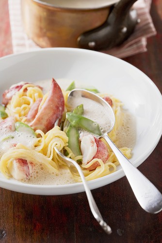 Pasta with lobster cream sauce