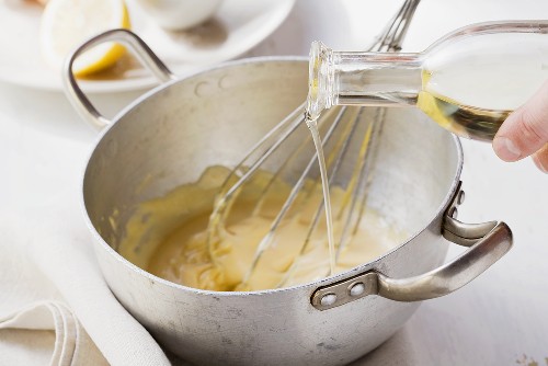 Mayonnaise zubereiten: Öl unter die Ei-Senf-Mischung schlagen