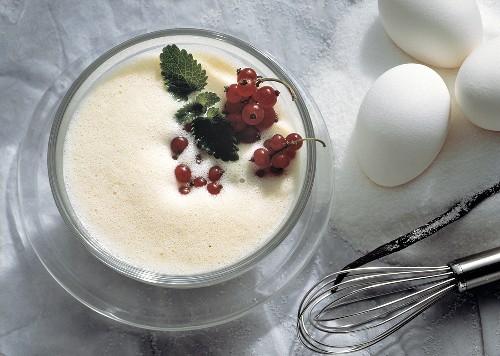 Vanilla Mousse with Frothy Wine Sauce; Currants