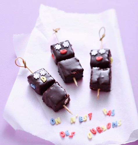 Marshmallow-Spiesse mit Schokolade … – Bilder kaufen – 60180091 StockFood