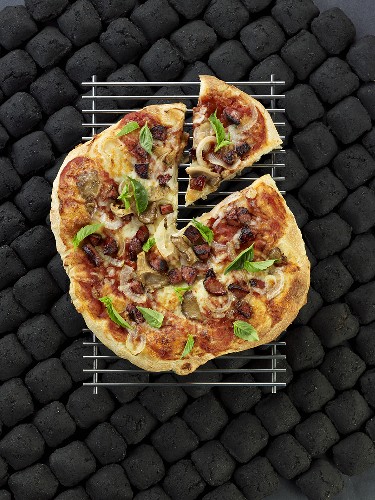 Grilled pizza with sausage, onion and basil