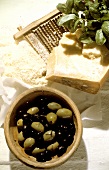 Arrangement mit Parmesan; Oliven & Basilikum