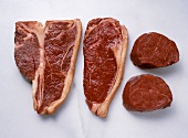 Vier Rindersteaks (T-Bone-Steak, Rumpsteak, zwei Filetsteaks)