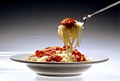 Aufgerollte Spaghetti mit Tomatensauce (Italien)