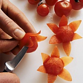 Tomatenblumen schneiden