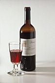 Eine Flasche italienischer Rotwein aus Alba