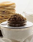 Russischer Kaviar in Glasschale mit Blinis