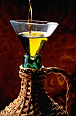 Olivenöl in Korbflasche umfüllen