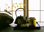Japanische Teekanne; Schalen; Tablett