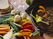 Bagna cauda (heiße Knoblauch-Sardellen-Sauce, Italien)