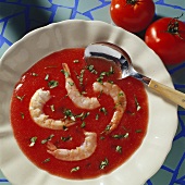 Kalte Tomatensuppe mit Shrimps & Basilikum