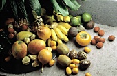 Verschiedene exotische Früchte unter Blättern