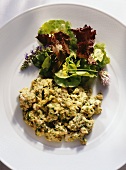 Hirn mit Ei & grünem Salat
