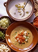 Kalte Trauben-Mandel-Suppe & Gazpacho in Tonteller