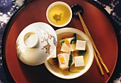 Lachs-Tofu-Suppe mit Blattspinat in Schale mit Deckel