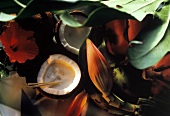 Rote Kochbananen, Kokosnuß mit Kokosmilchdrink, Blüten