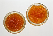 Zwei Kaviarsorten in Glasschalen-Keta-Kaviar& Forellen-Kaviar