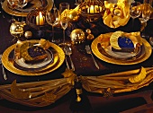Festlich, elegant geschmückter & gedeckter Tisch