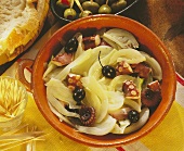 Fenchelsalat mit Oktopus & schwarzen Oliven in Tonschale
