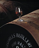 Glas Whiskey auf Fass in Old Bushmills Distillery, Nordirland
