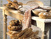 Rustikales Stillleben mit verschiedenen Brotsorten