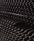 Gelagerte Rotweinflaschen im Keller von Selvapiana, Toskana