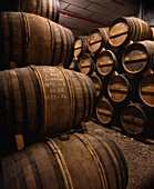Cognac reift in Fässern von Courvoisier in Jarnac, Frankreich