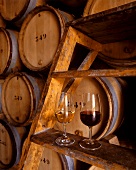 Gläser mit Weiß- und Rotwein im Keller eines Gutes in Burgund