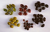 Oliven in sechs verschiedenen Variationen