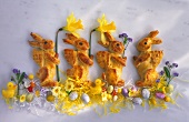 Vier Osterhasen aus Hefeteig mit Osterglocken, Blüten
