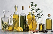 Flaschen mit Olivenöl & aromatisierten Ölen