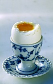 Weichgekochtes Frühstücksei im blau-weissen Eierbecher