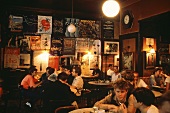 Gäste im Café Hawelka in Wien