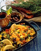 Bunte Reispfanne mit Gemüse, Oliven, Thunfisch & Chorizo