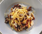 Spaghetti mit Radicchio, getrockneten Tomaten & Parmesan
