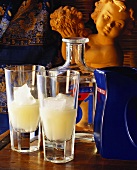Zwei Gläser Pernod mit Eis & Wasserkaraffen