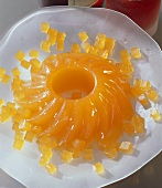 Orangen-Campari-Gelee als Gugelhupf gestürzt auf Teller