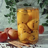Eingelegte Pfirsiche mit Wacholderbeeren, Nelken, Zimt