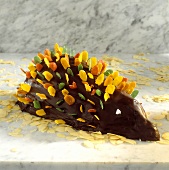 Kalter Igel (Schokoladenkuchen mit farbigen Mandeln gespickt)