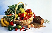 Korb mit vollwertigen Lebensmitteln: Gemüse, Obst, Milch u.a.