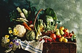 Stillleben mit verschiedenem Gemüse & Obst auf Holztisch
